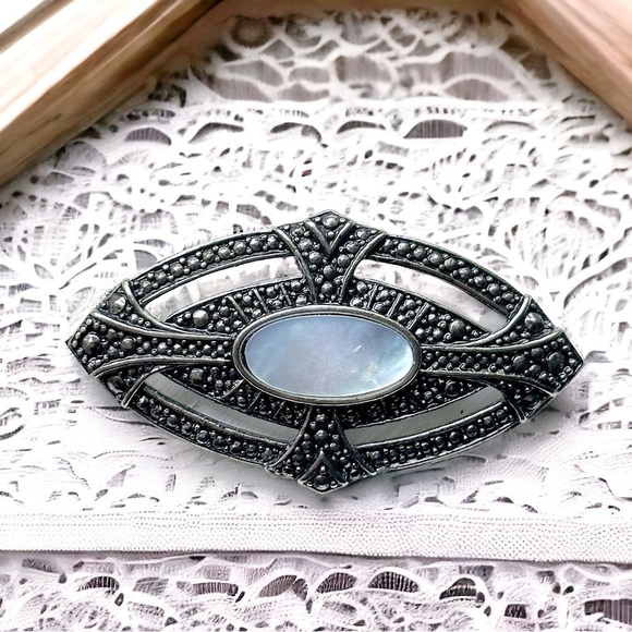 Avon Victorian Elegance 1987 Mother of Pearl and Faux Marcasite Victorian Brooch - Picture 1 of 2